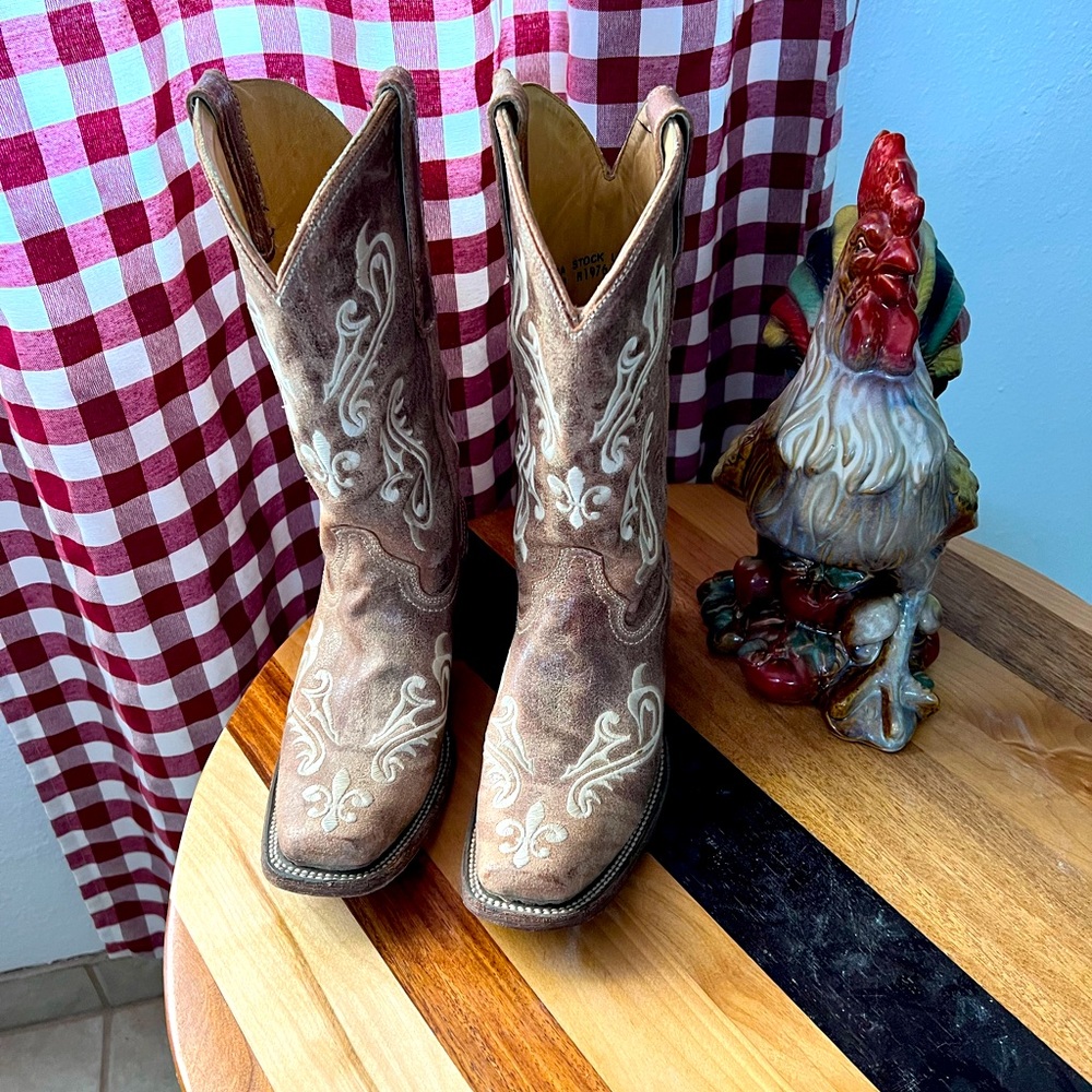 EUC WOMENS CORRAL BOOTS SIZE 6.5